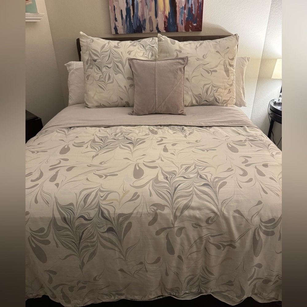 EUC West Elm King Size Cream and Gray Leaf Duvet Cover and 4 Euro Shams